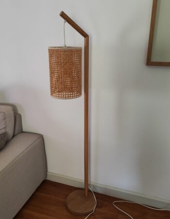 Lampara de pie de ratán y madera + bombilla